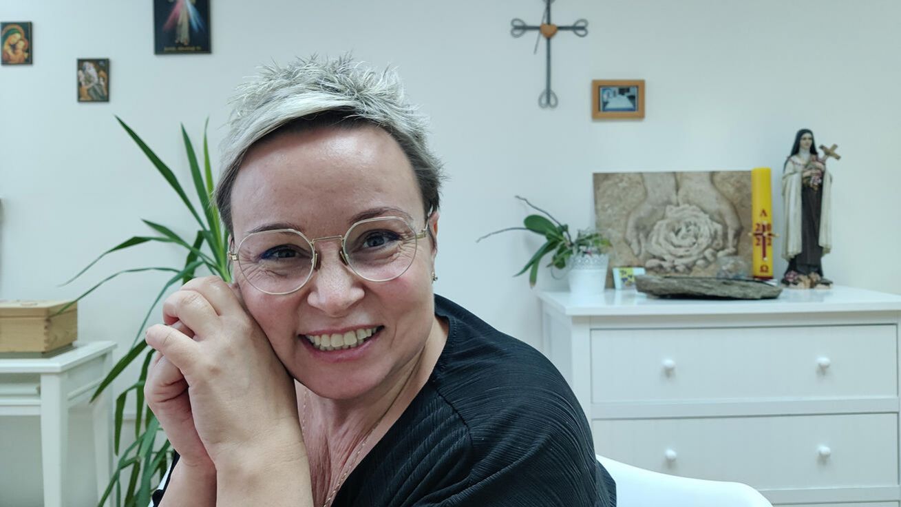 Ředitelka Petra S. Meinlschmidtová v místnosti, kde příjímá klienty. V pozadí socha sv. Terezie z Lisieux, patronky hospice. image:Image Ředitelka Petra S. Meinlschmidtová v místnosti, kde příjímá klienty. V pozadí socha sv. Terezie z Lisieux, patronky hospice.