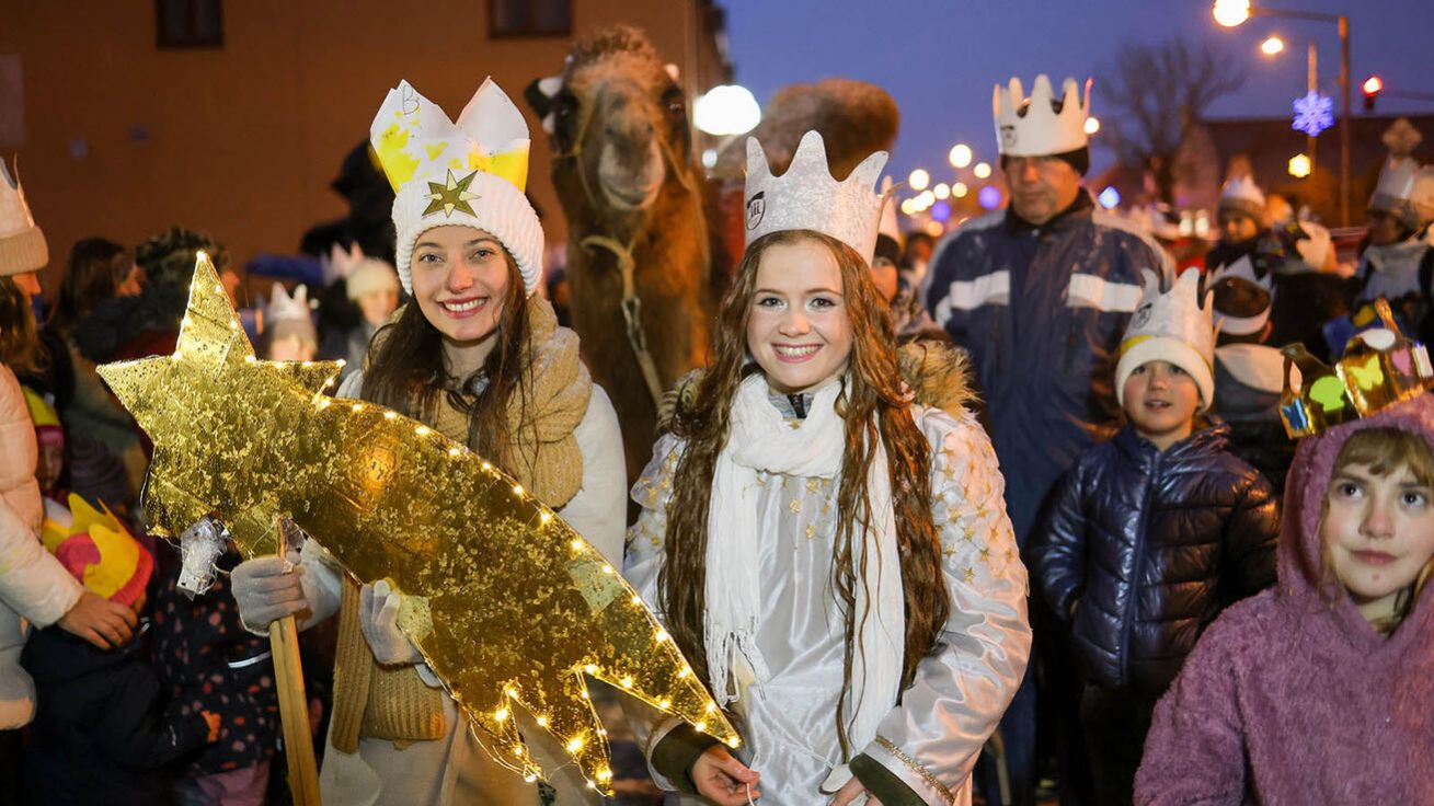image:Image Více než pět stovek králů zaplavilo město.