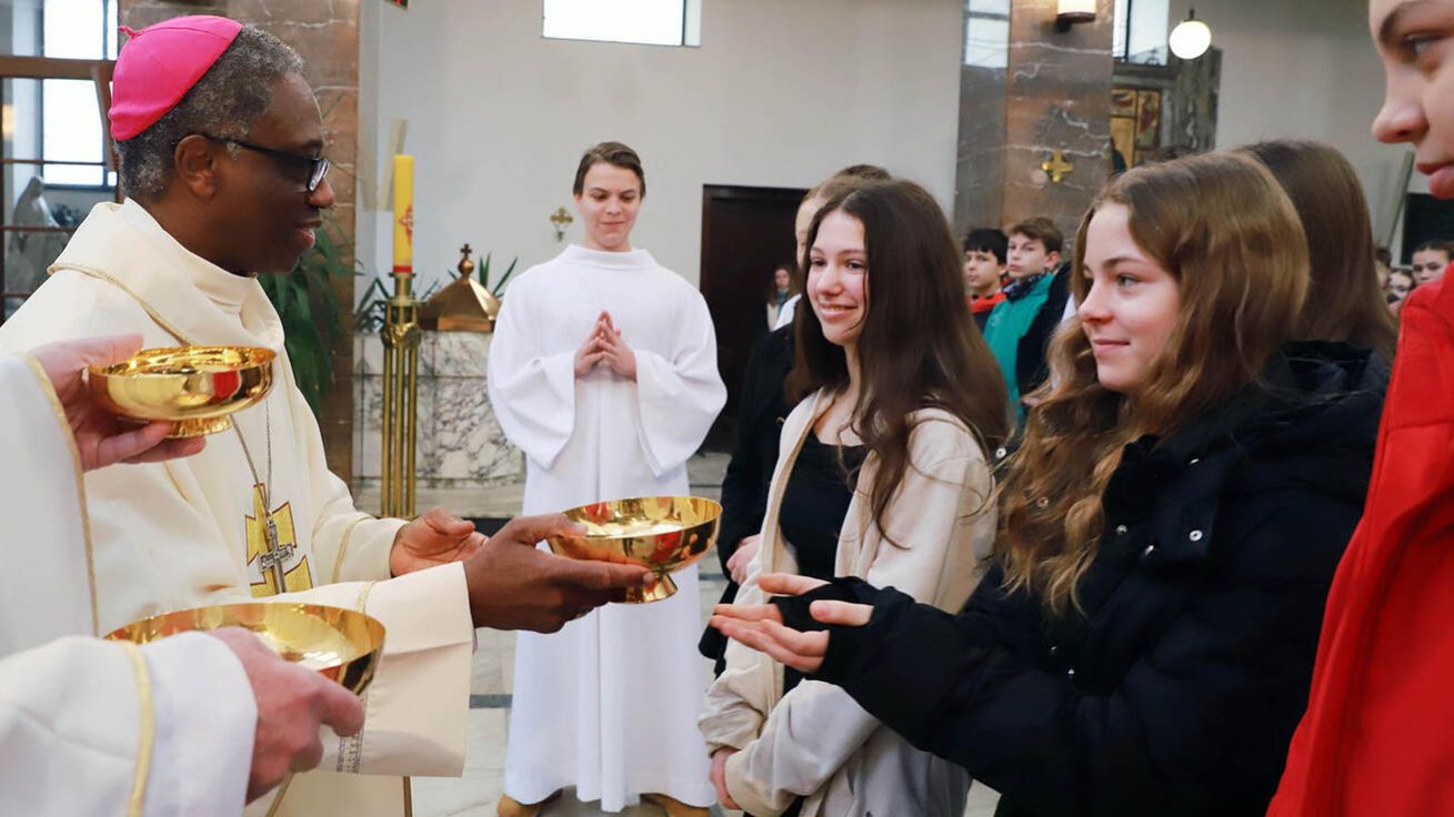 image:Image Nuncius řekl, že se mezi studenty cítil jako doma.