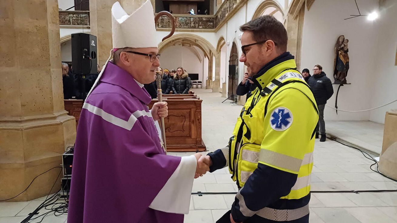 image:Image Biskup prostřednictvím velitele zásahu děkuje všem záchranářům.