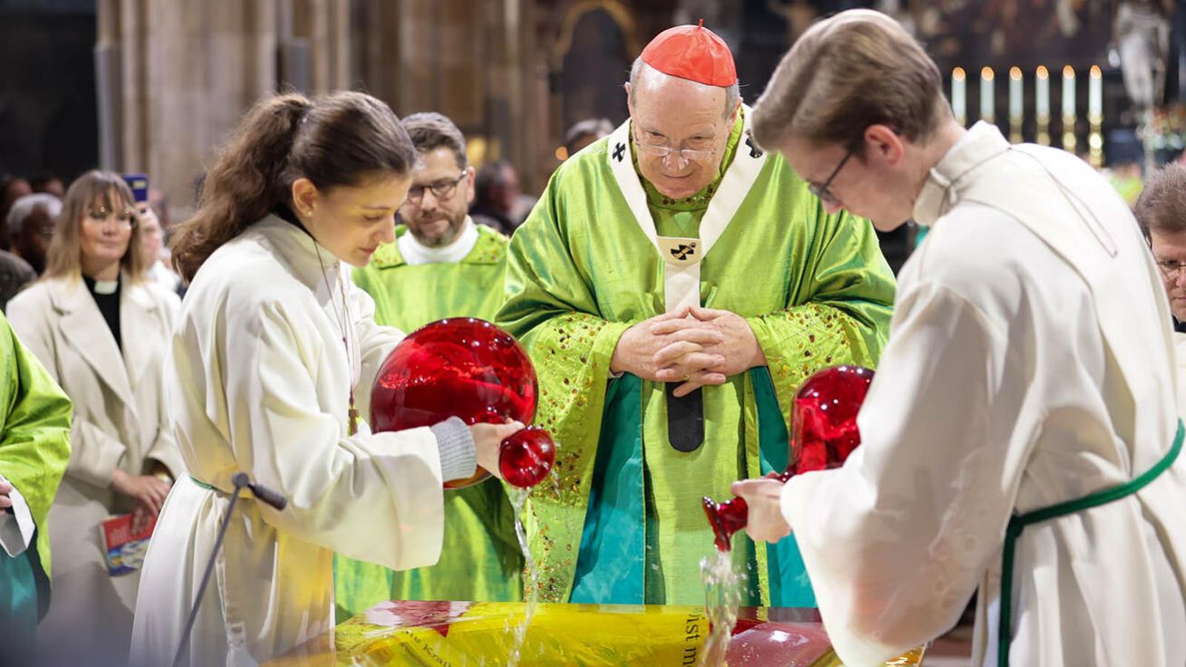 Vídeňský arcibiskup Christoph Schönborn při ekumenické připomínce křtu, kterou začala děkovná bohoslužba v dómu sv. Štěpána, kde se loučil před odchodem do důchodu. „Na prahu 21. století sehrál rozhodující roli při formování všech významných událostí a veškerého směru v rakouské i světové církvi,“ ocenil jej šéf tamní biskupské konference Franz Lackner. image:Image Vídeňský arcibiskup Christoph Schönborn při ekumenické připomínce křtu, kterou začala děkovná bohoslužba v dómu sv. Štěpána, kde se loučil před odchodem do důchodu. „Na prahu 21. století sehrál rozhodující roli při formování všech významných událostí a veškerého směru v rakouské i světové církvi,“ ocenil jej šéf tamní biskupské konference Franz Lackner.