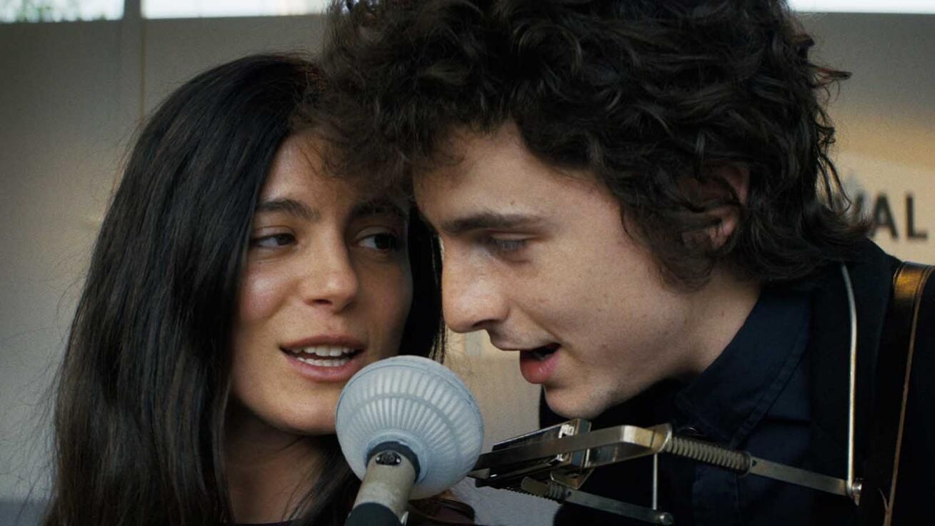 image:Image Představitelé hvězd Joan Baezové a Boba Dylana Monica Barbaro a Timothée Chalamet.