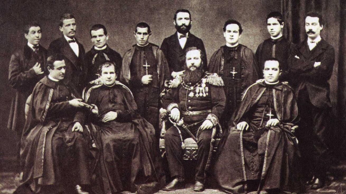 image:Image Na fotografii sedí zleva Don Cagliero (1838–1926), Don Bosco (1815–1888) a argentinský konzul v italské Savoně Giovanni Battista Gazzolo (1825–1895). Dále jsou na snímku první snímku salesiáni odjíždějící na misie do Argentiny.