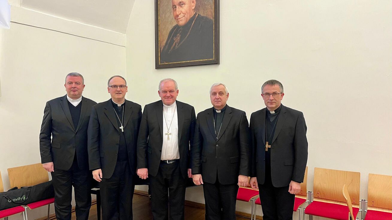 image:Image Zleva: generální sekretář ČBK Roman Czudek a stálá rada ve složení Stanislav Přibyl, Josef Nuzík, Vlastimil Kročil a Martin David.