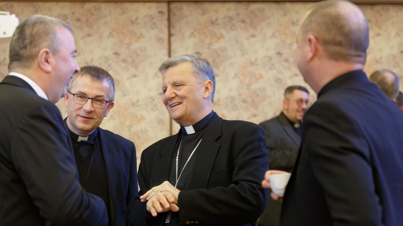 image:Image Kardinál Mario Grech při neformálním rozhovoru s ostravsko-opavským biskupem Martinem Davidem a generálním sekretářem ČBK P. Romanem Czudkem.