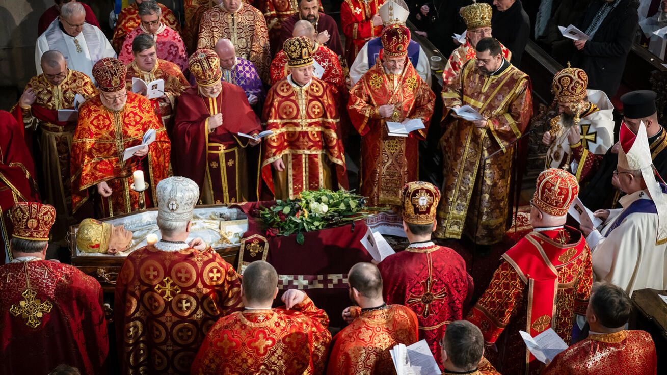image:Image Duchovní východního i západního ritu u rakve biskupa Ladislava Hučka.