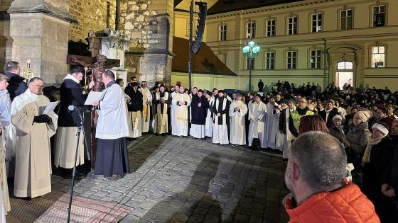 image:Image U katedrály věřící pozdravili kříž a obnovili křestní vyznání.