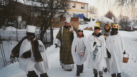 image:Image Jiří Lodr (v tmavém plášti) při tříkrálové koledě 2001.