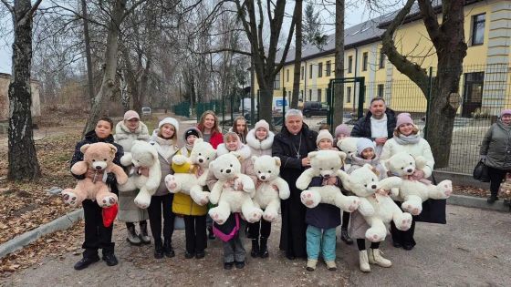 image:Image Papežský almužník Konrad Krajewski s ukrajinskými dětmi ve městě Fastiv. Kromě plyšových dárků na Ukrajinu přivezl kompletně vybavený zdravotnický karavan a šest sonografů pro vybombardované nemocnice.