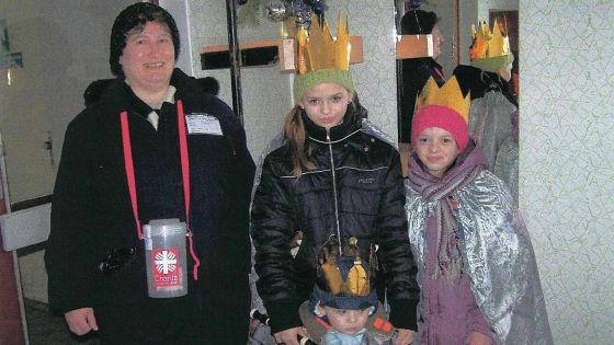 image:Image Helena Gajová s koledníky při začátcích koledy v Brně-Komíně.