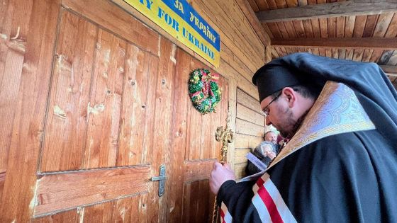 image:Image Biskup řeckokatolické ukrajinské církve, salesián Maxim Rjabucha otevřel 29. prosince Svatou bránu v ukrajinském Kramatorsku, jen 20 km od bojové linie.