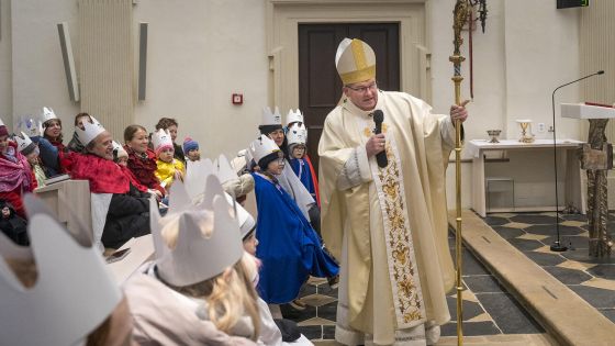 image:Image Požehnání tříkrálovým koledníkům udělil minulý čtvrtek v kapli sv. Anny vedle olomoucké katedrály arcibiskup Josef Nuzík.