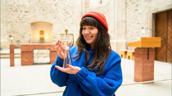 image:Image Sklářka Leona Marie Špačková se svým výrobkem.