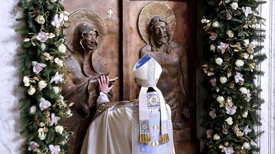 image:Image Prvního ledna se otevřela další ze Svatých bran v Římě. V bazilice Santa Maria Maggiore ji tentokrát otevřel kardinál Rolandas Makrickas.