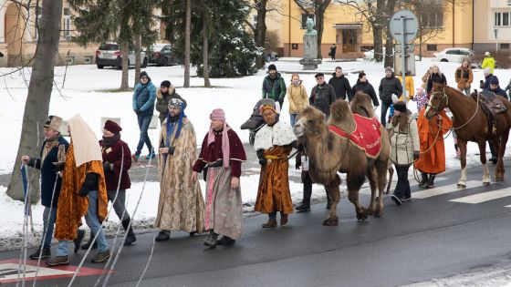 image:Image Tradiční Tříkrálový průvod prošel městem Frýdek-Místek. Tři králové s doprovodem vyrazili z frýdeckého náměstí a doputovali k živému betlému do kostela sv. Jana a Pavla v Místku.