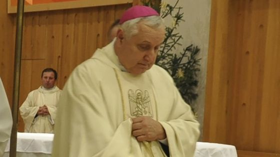 image:Image Biskup Vlastimil Kročil na Tři krále posvětil křídy, kadidlo a vodu v katedrále. O den později se koledníci vydali na českobudějovickou radnici.