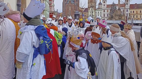 image:Image Z katedrály přešli koledníci do Nového Adalbertina, kde si vyzvedli potřeby ke koledování.