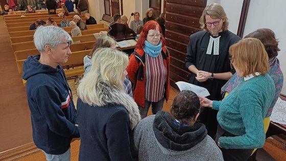 image:Image Přímluvné modlitby při ekumenické bohoslužbě ve skupinkách. Tuto vedl litoměřický evangelický farář Benjamin Roll.