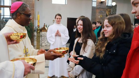 image:Image Nuncius řekl, že se mezi studenty cítil jako doma.