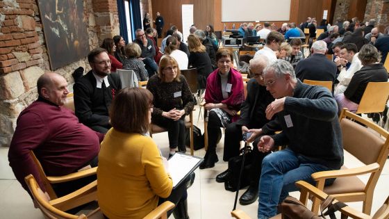 image:Image Zhruba sto delegátů z celé diecéze diskutovalo o druhé etapě diecézní synody.