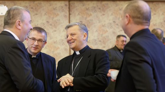 image:Image Kardinál Mario Grech při neformálním rozhovoru s ostravsko-opavským biskupem Martinem Davidem a generálním sekretářem ČBK P. Romanem Czudkem.