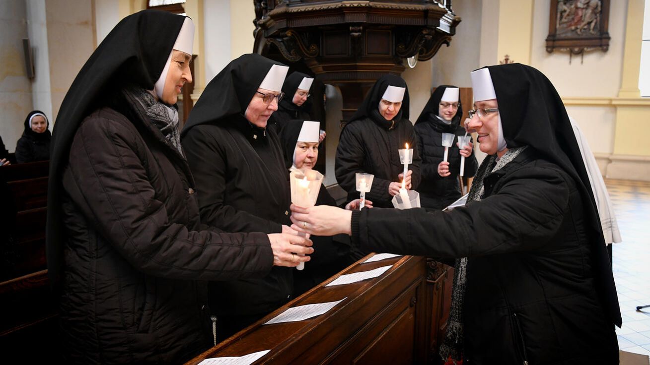image:Image Na svátek Uvedení Páně do chrámu se řeholnice vydaly i do ostravské katedrály Božského Spasitele.