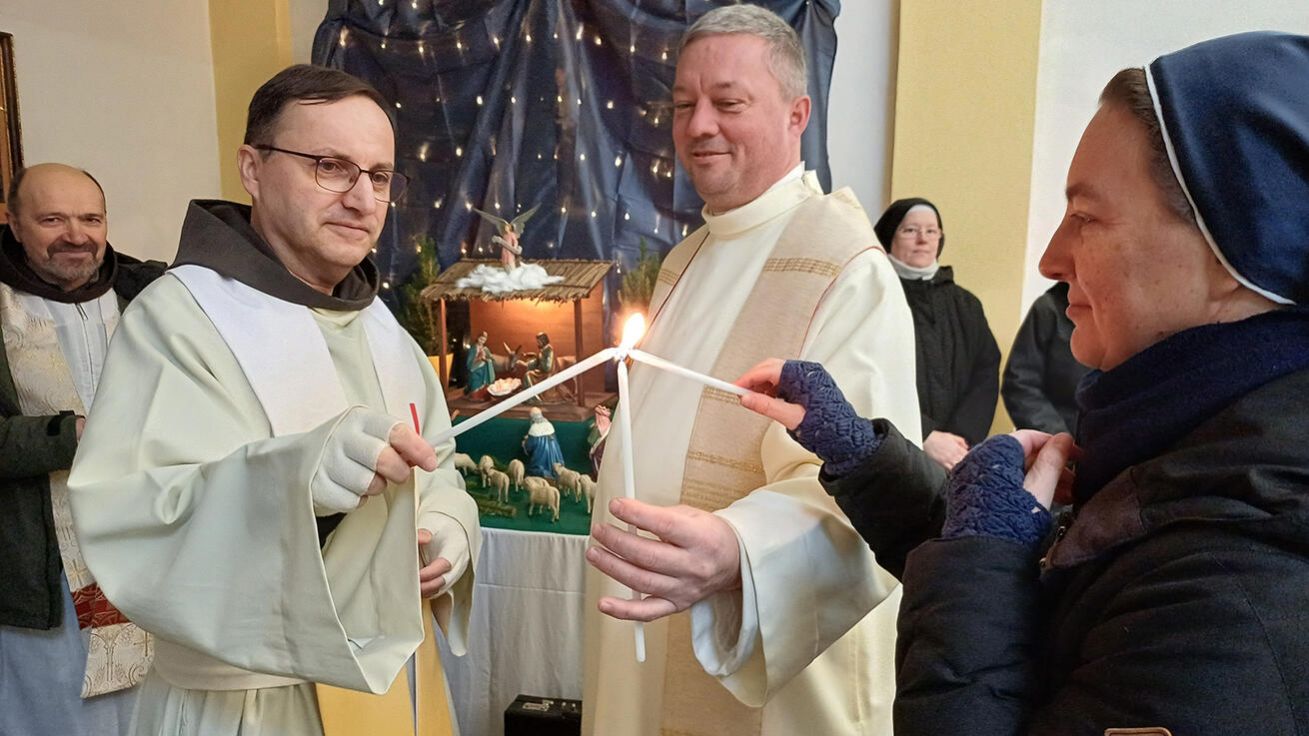 image:Image Předávání plamene svíčky mezi sebou navzájem a s biskupem bylo symbolem jednoty různých společenství zasvěceného života s pastýřem diecéze, kde působí a žijí.