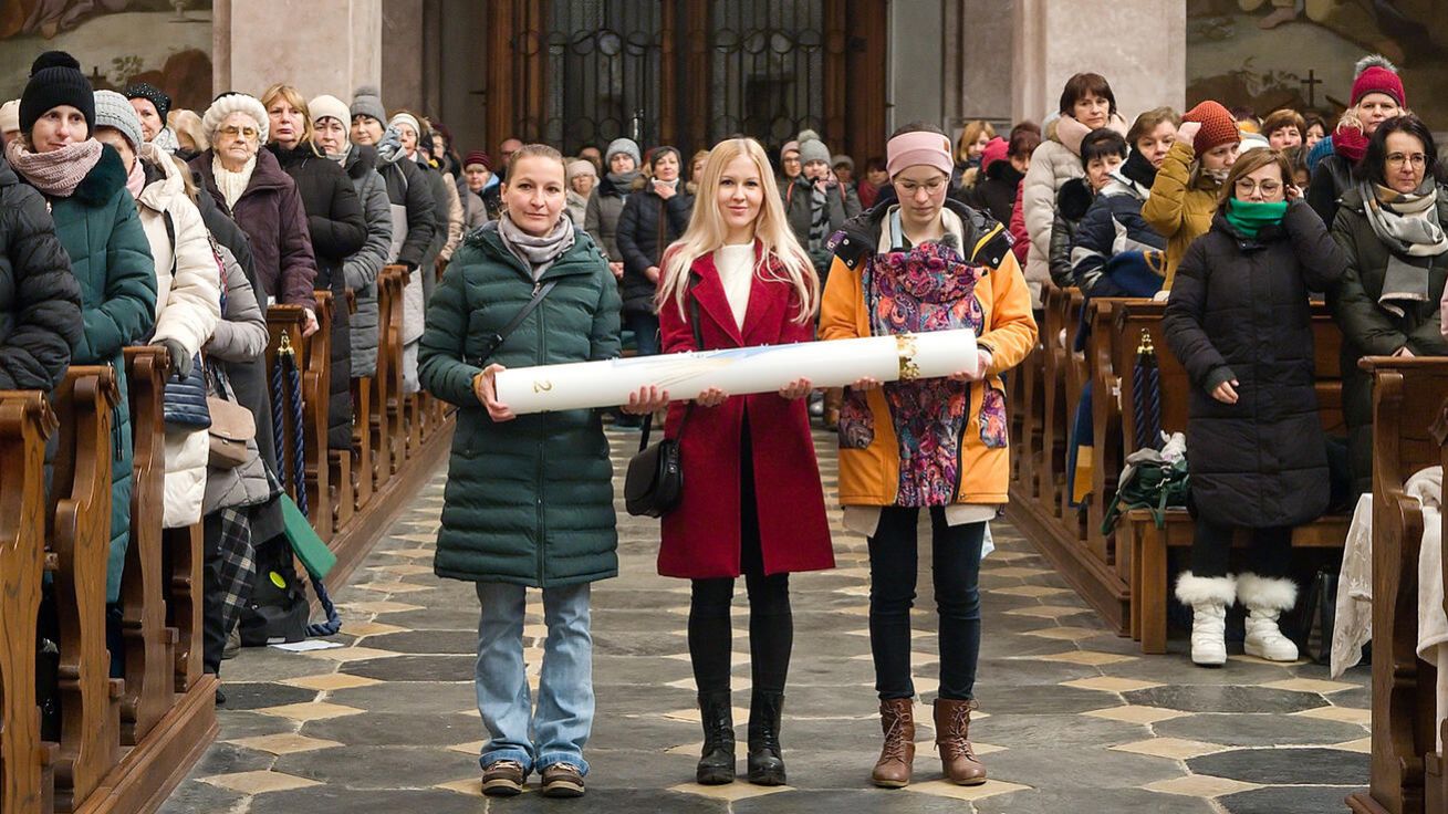 image:Image Matky na pouť přinesly velkou svíci. Symbolizovala prosbu za ochranu dětí a odvrácení zla.