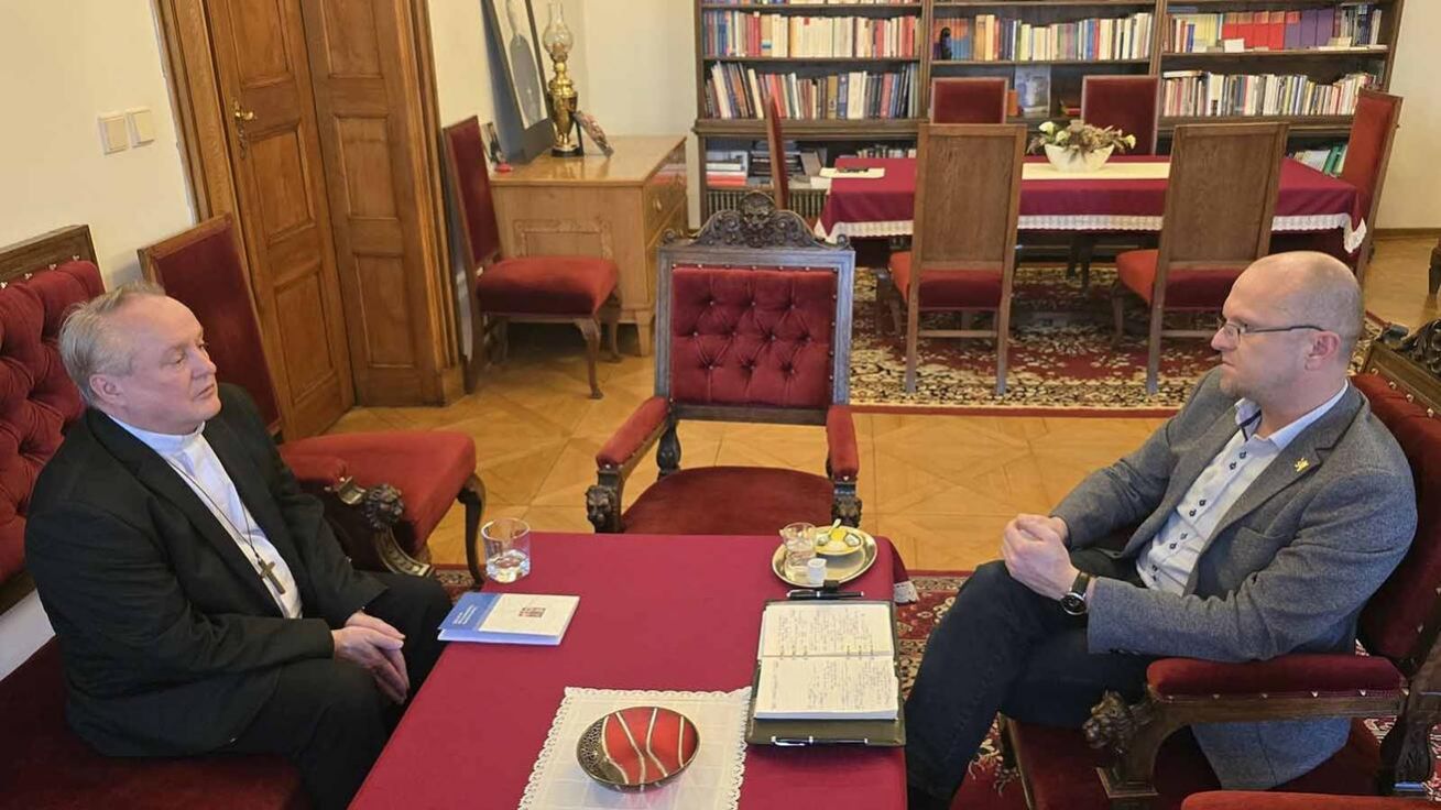 image:Image Biskup Jan Vokál při jednání s hejtmanem Pardubického kraje Martinem Netolickým.