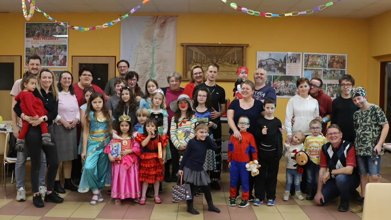 image:Image Rodiče z Rodiny sv. Zdislavy pro své děti pořádají podnětná setkávání plná radosti, jako nedávný karneval.