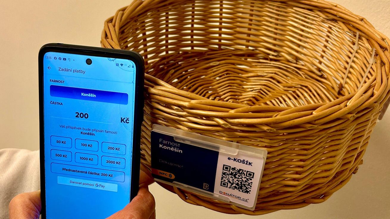 image:Image Košíček s kódem, díky němuž lze v kostele platit i z mobilu.