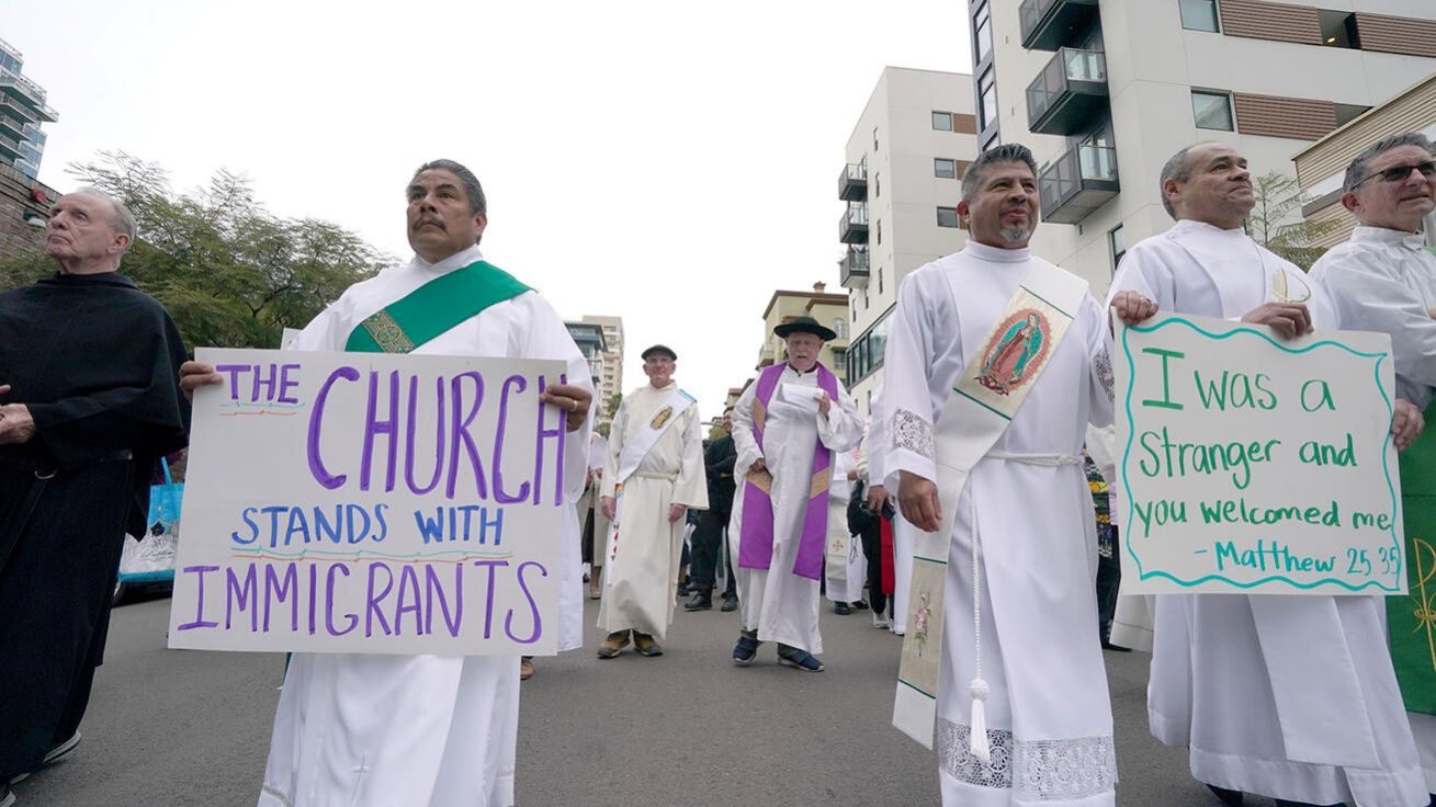 „Jako církev především nabízíme evangelium, jež říká, že s Ježíšem Kristem se setkáváme v člověku, který nás potřebuje – a navíc, že budeme souzeni podle toho, jak jsme na tyto konkrétní situace reagovali,“ vyslovil se předseda Americké biskupské konference Timothy Broglio k Trumpovým exekutivním příkazům. Církev se s prezidentem rozchází například v postoji k přistěhovalcům. Na snímku solidární pochod v San Diegu v Kalifornii, který navázal na mši sv. pro migranty v tamní katedrále minulou neděli. image:Image „Jako církev především nabízíme evangelium, jež říká, že s Ježíšem Kristem se setkáváme v člověku, který nás potřebuje – a navíc, že budeme souzeni podle toho, jak jsme na tyto konkrétní situace reagovali,“ vyslovil se předseda Americké biskupské konference Timothy Broglio k Trumpovým exekutivním příkazům. Církev se s prezidentem rozchází například v postoji k přistěhovalcům. Na snímku solidární pochod v San Diegu v Kalifornii, který navázal na mši sv. pro migranty v tamní katedrále minulou neděli.