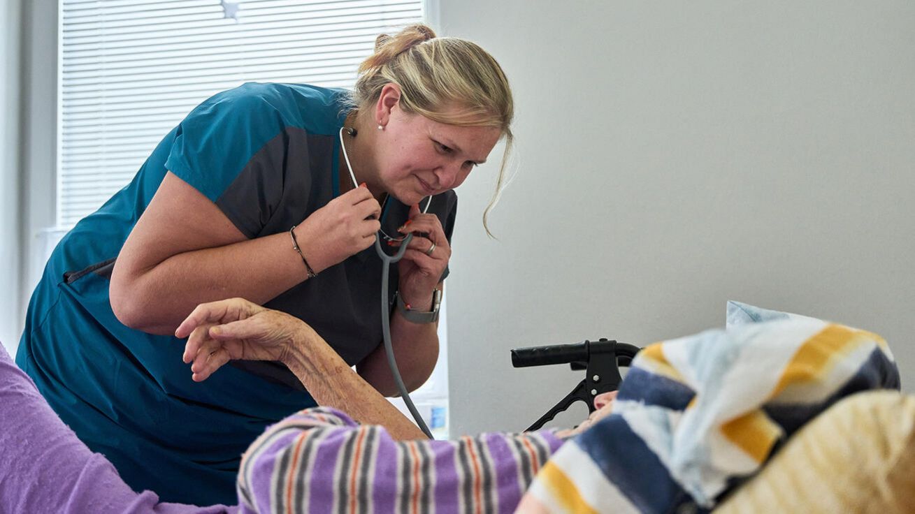 image:Image Množství pacientů si přeje mít možnost prožít své poslední dny v prostředí vlastního domova. Tuto službu poskytuje mobilní hospicová péče.