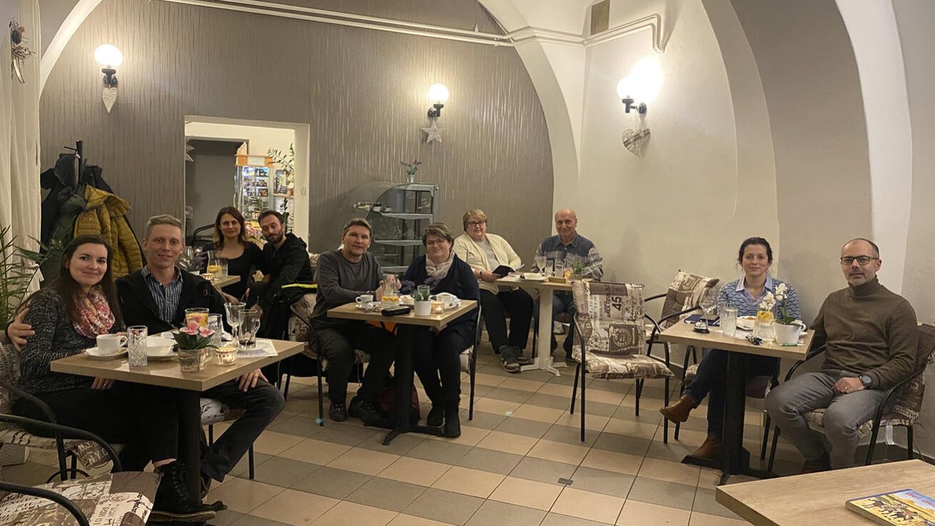 image:Image V Klatovech od ledna probíhají Manželské večery. Kdo by se chtěl dozvědět více, může přijít na závěrečné setkání 4. března od 18.30 do Café Oliver pod Černou věží v Klatovech. Kapacita kavárny je omezená, proto je třeba se předem přihlásit přes e-mail byrtusm@ gmail.com.
