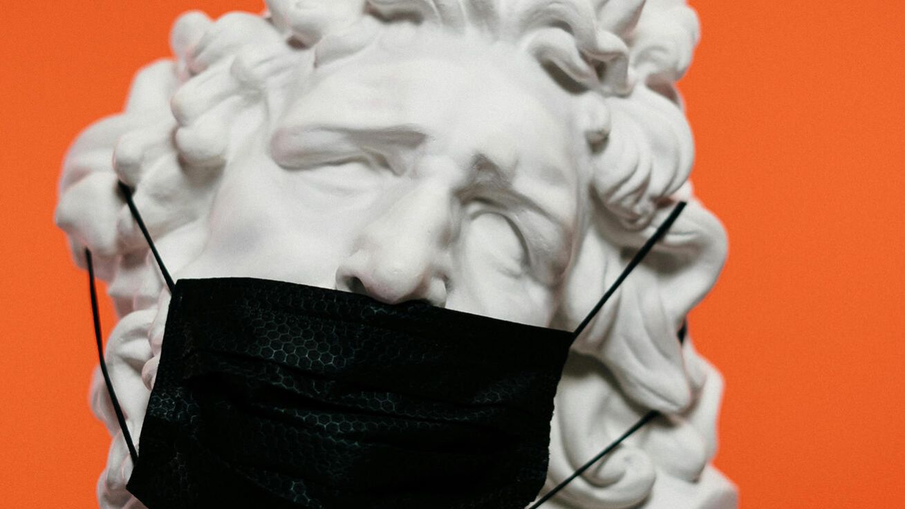 image:Image Podobně jako samotný virus mohou zabíjet nesprávné informace, pokud jim lidé uvěří.