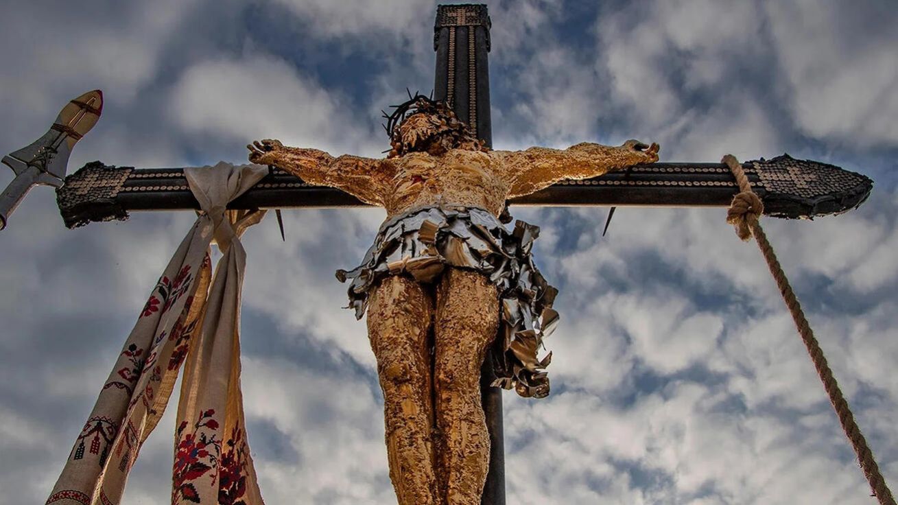 image:Image „Kříž míru“ – krucifix s Ukřižovaným v životní velikosti putuje v těchto dnech Ukrajinou. Autoři Serhij Melnikov a Viktor Belčyk jej vytvořili z 20 tisíc úlomků dělostřeleckých střel a granátů z bojišť v Záporoží, Chersonu a Charkově a z trosek bytových domů zničených ruskými nálety.