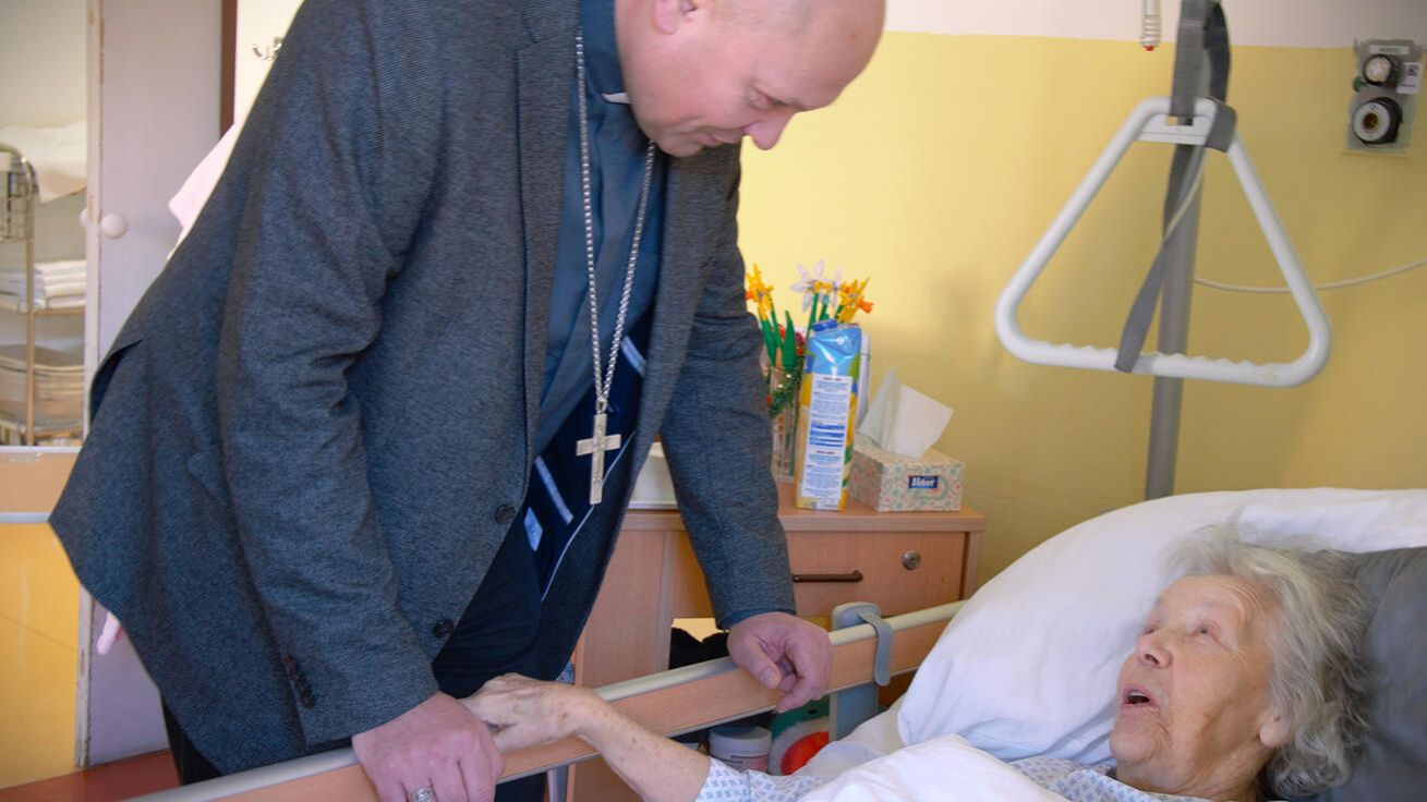 image:Image Biskup Zdenek Wasserbauer navštívil nemocnici Na Františku.