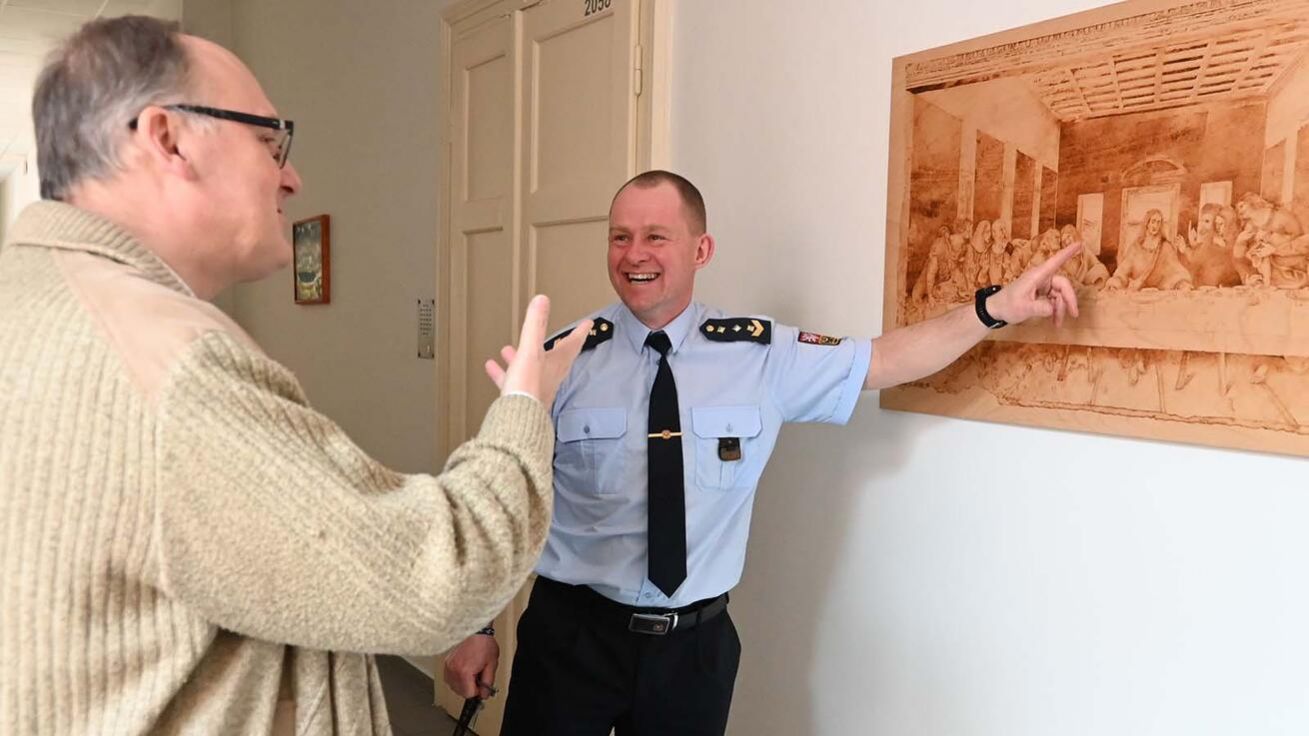image:Image Ředitel liberecké věznice Jan Hladík představuje biskupovi kopii Poslední večeře Páně od jednoho z vězňů.