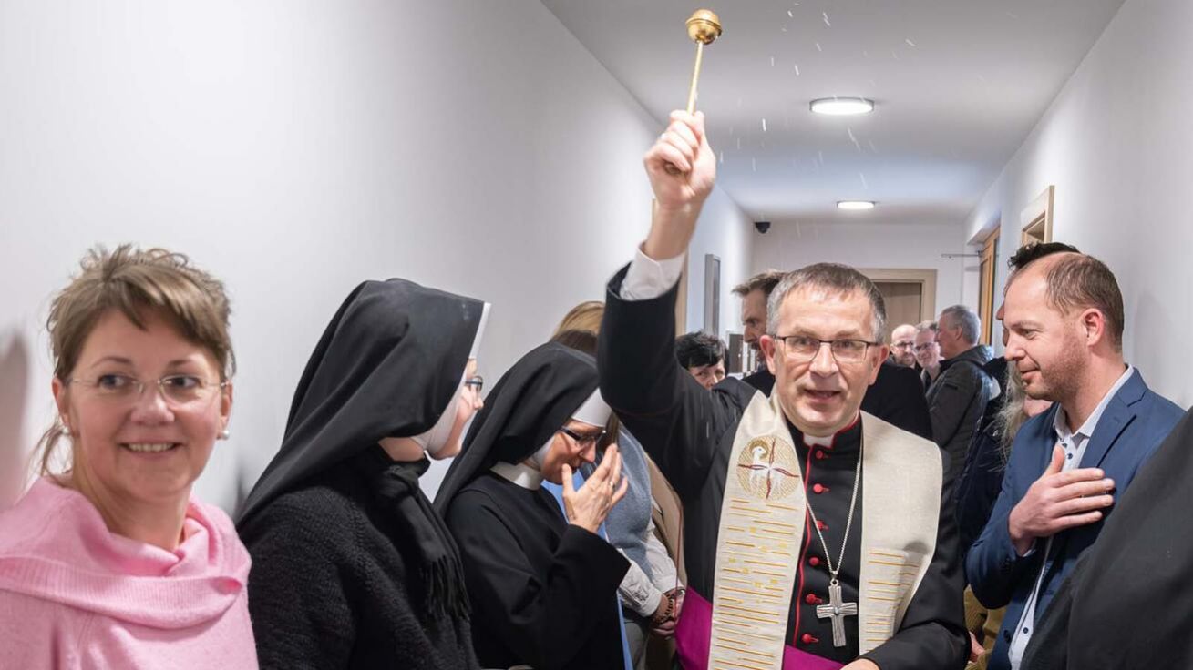 image:Image Biskup Martin David popřál nájemníkům, ať se pro ně nové bydlení stane „pokojem a dobrem“, jak zní název domu.