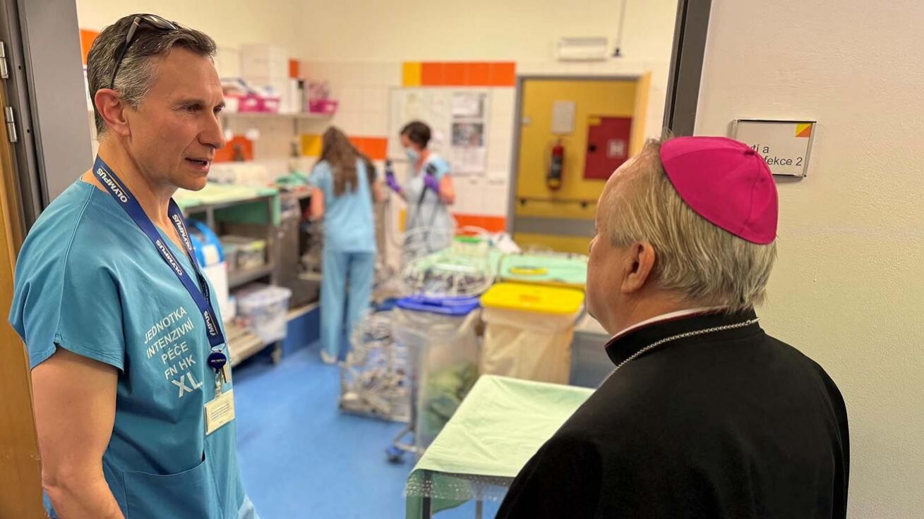 image:Image Biskup Vokál s MUDr. Jiřím Cyranym, vedoucím endoskopického pracoviště II. interní gastroenterologické kliniky FN HK.