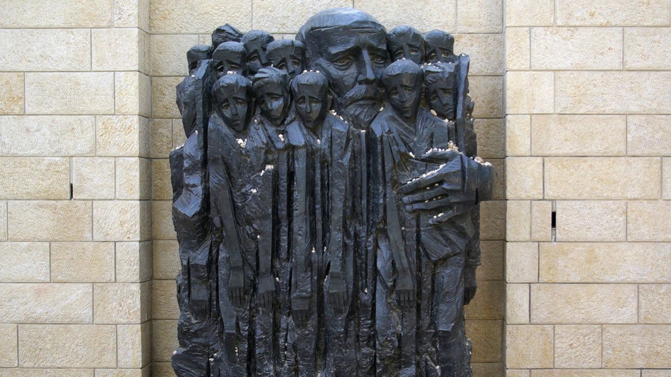 image:Image Plastika „Janusz Korczak s dětmi“ v jeruzalémském památníku Jad vašem.