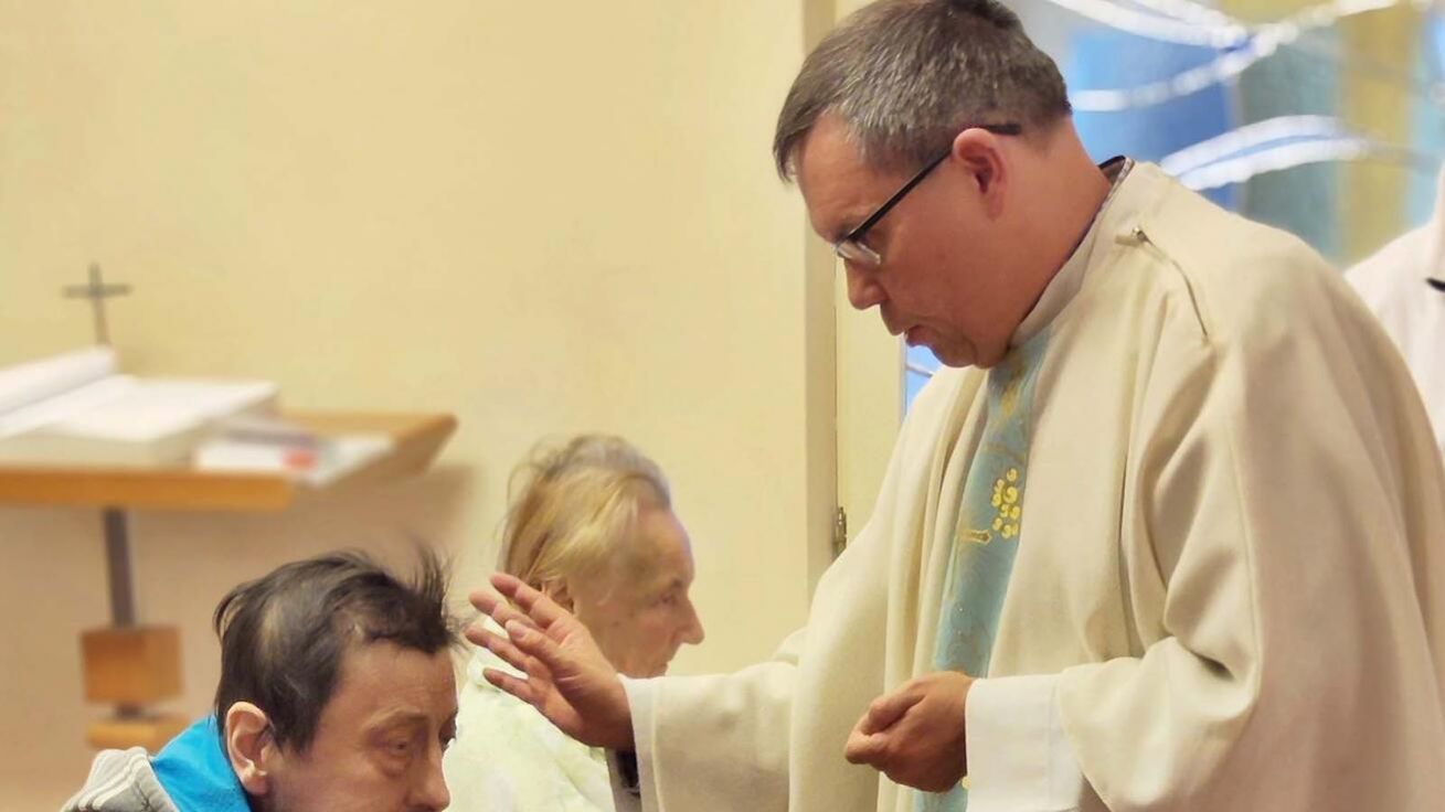 image:Image P. Tomáš Paradič s pacienty při mši svaté.