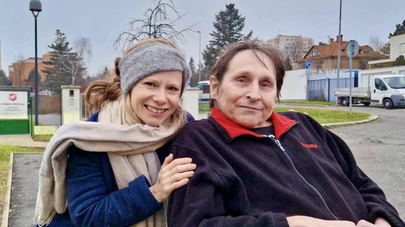 „Pro mě není služba jen o tom, rozdat někomu jídlo, ale o hlubokých přátelských vztazích,“ říká Monika Hanych (na vycházce s panem Václavem). image:Image „Pro mě není služba jen o tom, rozdat někomu jídlo, ale o hlubokých přátelských vztazích,“ říká Monika Hanych (na vycházce s panem Václavem).