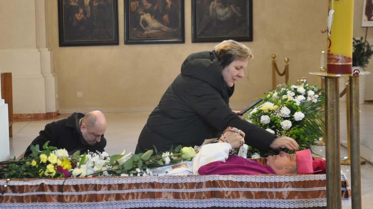 image:Image Rozloučení s Mons. Václavem Habartem. Mezi přítomnými byla Marie Andrejčenková, pro kterou byl duchovním otcem.