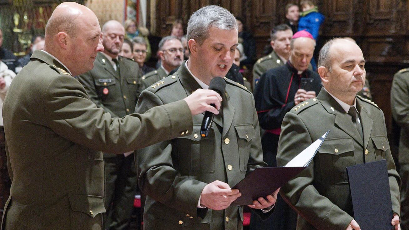 image:Image K duchovní službě v armádě se zavázali P. Vojtěch Radoch (uprostřed) a jáhen Josef Záboj (vpravo).