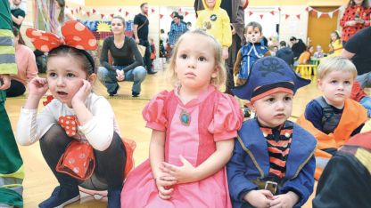 Den plný kostýmů a her image:Image Den plný kostýmů a her