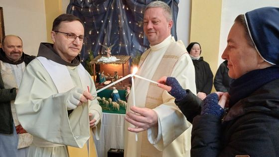 image:Image Předávání plamene svíčky mezi sebou navzájem a s biskupem bylo symbolem jednoty různých společenství zasvěceného života s pastýřem diecéze, kde působí a žijí.