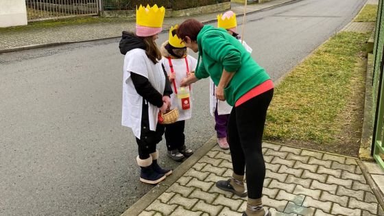 image:Image Dárci při letošní Tříkrálové sbírce byli štědří. Rekordní vybraná částka pomůže konkrétním lidem v nouzi.