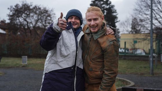 image:Image Designér zatepleného obleku Sheltersuit Bas Timmer (vpravo) s panem Marianem, který má na sobě vrchní část tohoto oděvu.
