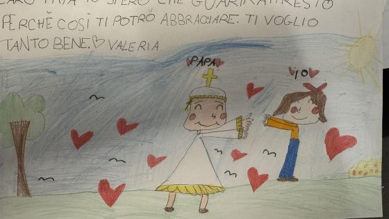 image:Image DOPISY, OBRÁZKY A KARTIČKY S PŘÁNÍM BRZKÉHO UZDRAVENÍ poslali papeži Františkovi žáci ze škol v Římě. „Milý papeži, doufám, že ti bude brzy lépe, abych tě mohla obejmout. Mám tě moc ráda,“ napsala na svůj obrázek malá Valerie, která nakreslila postavičku papeže („Papa“) a sebe („Io“ = já), jak k sobě natahují ruce. Na dalším obrázku zase stálo: „Máme tě moc rádi a doufáme, že tě brzo propustí z nemocnice.“ Františka dopisy a kresby dětí zasáhly, všem za ně srdečně poděkoval.